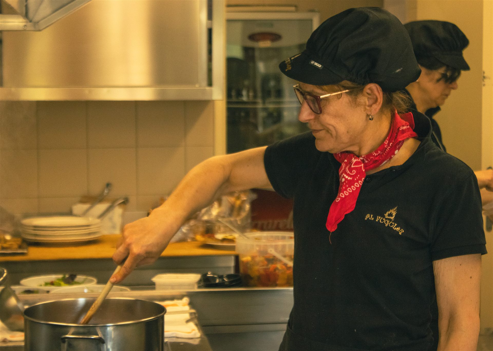 Lucia prepara in cucina