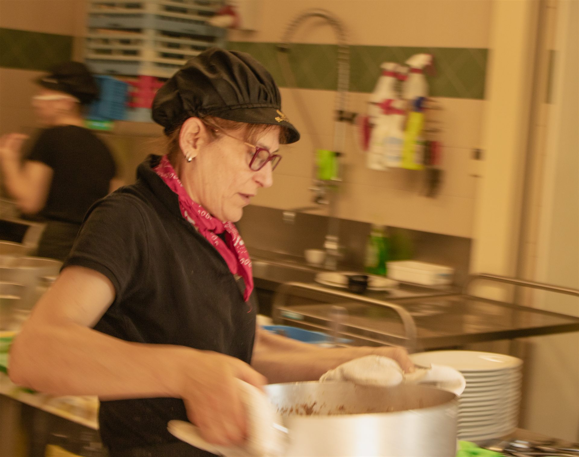 Lucia porta i piatti