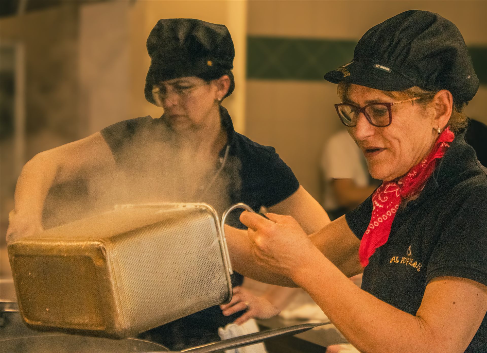 Lucia scola la pasta